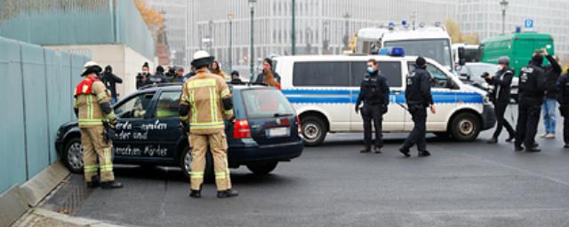 В Германии автомобиль въехал в ограждение офиса канцлера Ангелы Меркель