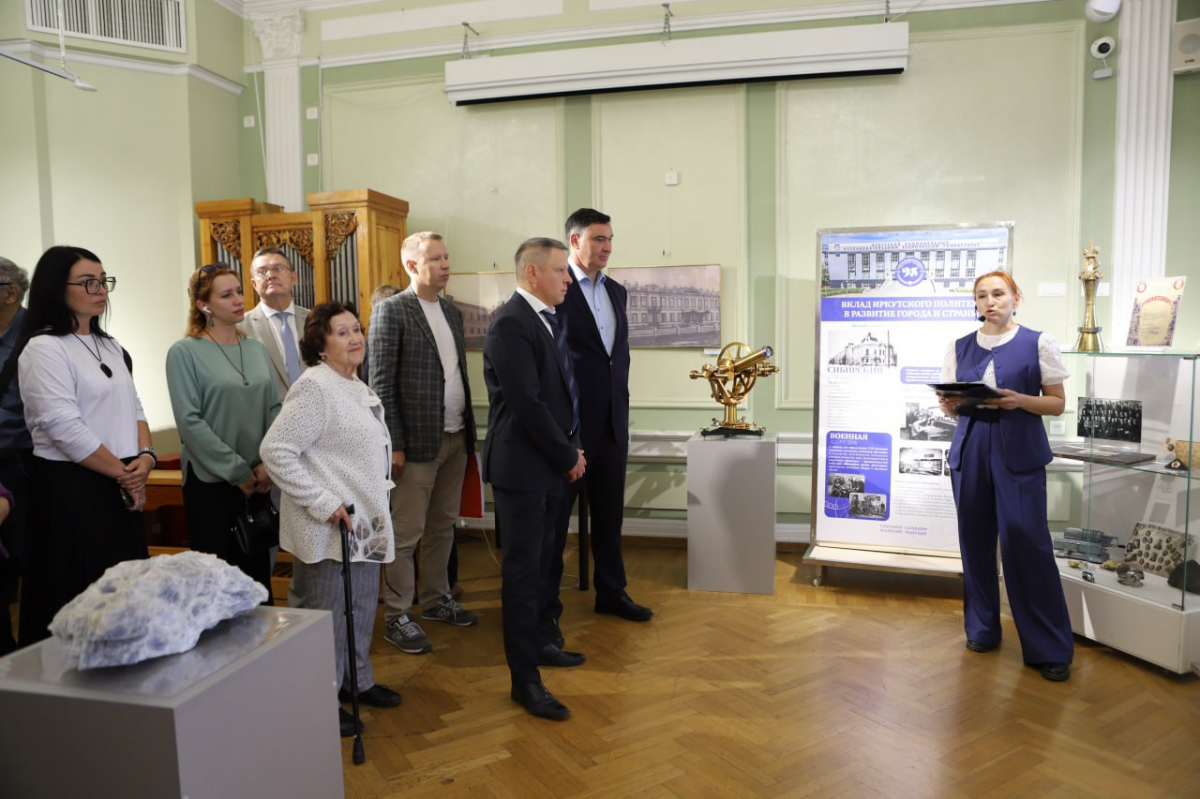 Мэр Руслан Болотов посетил торжественное открытие выставки к 95-летию Иркутского политеха в музее истории города