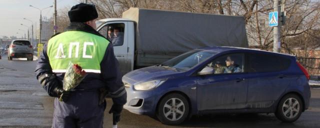 В Нижнем Новгороде сотрудники ГИБДД дарят автолюбительницам цветы