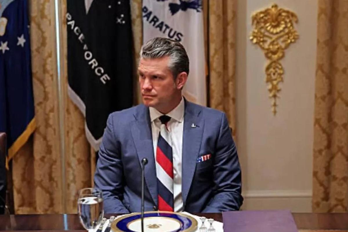 В Пентагоне прокомментировали галстук Хегсета с цветами российского флага