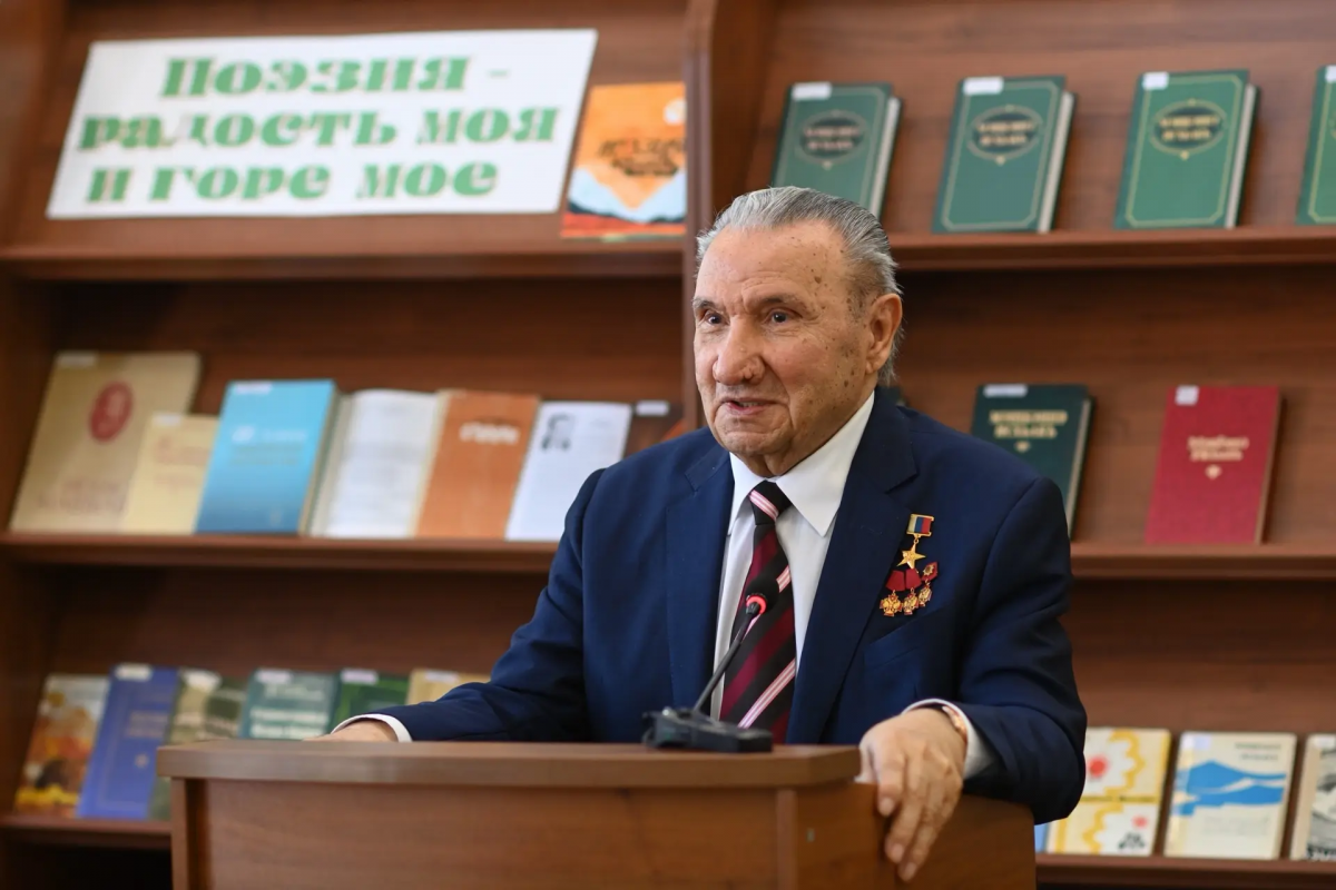 «Его творчество стало мостом между поколениями»: Глава Адыгеи Мурат Кумпилов поздравил Героя Труда России, народного писателя Абхазии, Адыгеи, Кабардино-Балкарии, Карачаево-Черкесии Исхака Машбаша с днем рождения