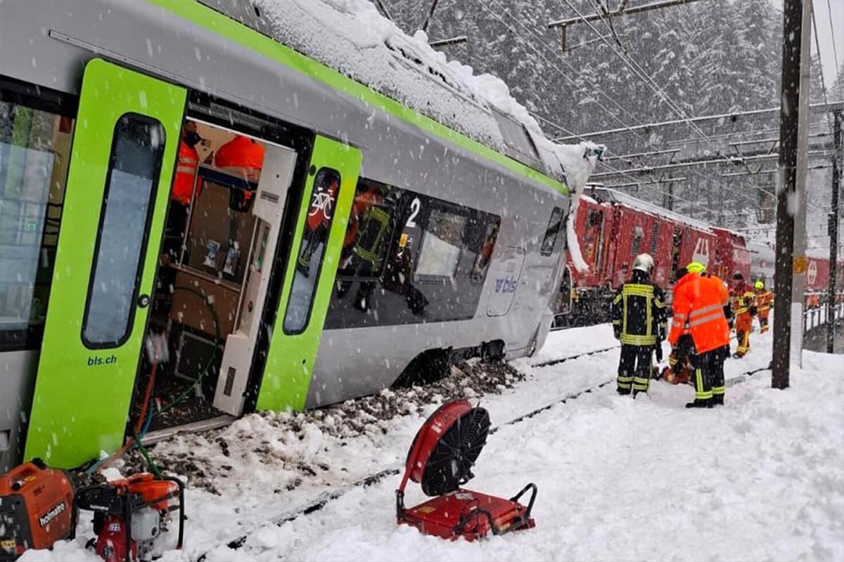 Поезд сошел с рельсов в Швейцарии на фоне гибели более 20 туристов в Альпах
