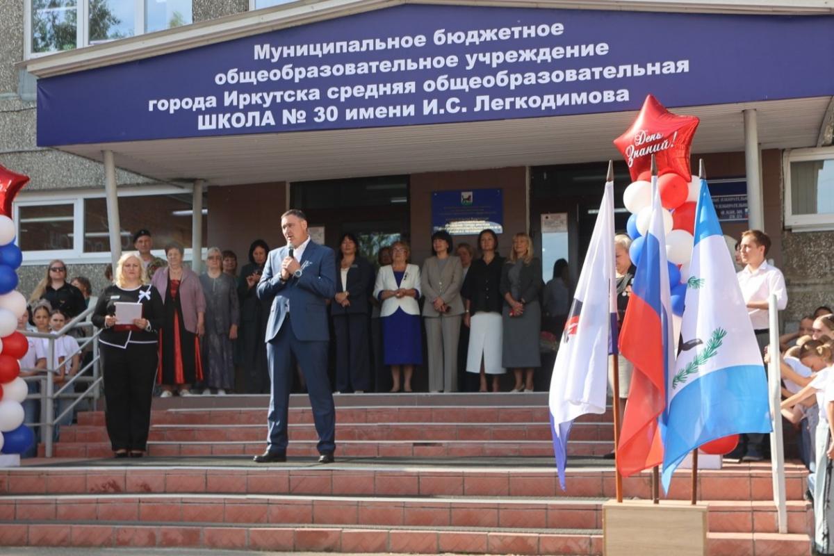«Он смотрит на нас с неба»: иркутской школе присвоили имя учителя, погибшего в зоне СВО