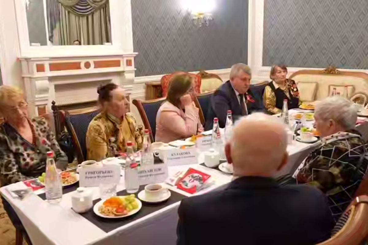 Александр Дронов поздравил новгородских фронтовиков с наступающим Днем Победы