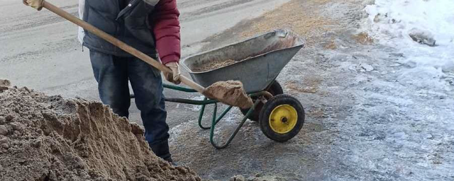 В Чебоксарах активно мониторят соцсети с сообщениями о наледи и устраняют недостатки