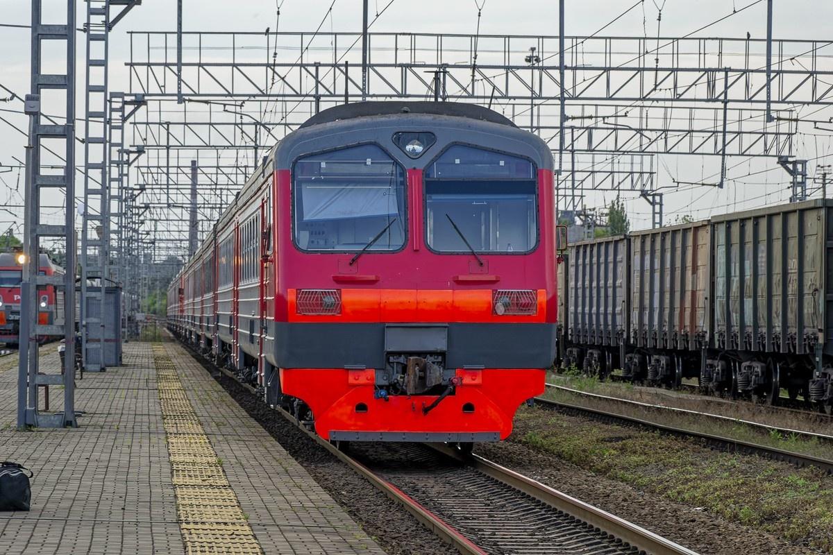 В Подмосковье на железной дороге погибли двое мужчин