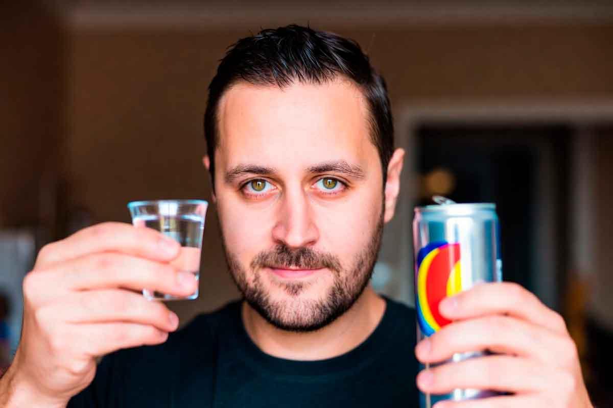 Врач рассказал, почему алкоголь с газировкой ускоряет опьянение и бьет по здоровью