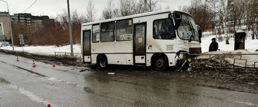 В Нижнем Тагиле автобус с пассажирами влетел в забор после столкновения с иномаркой