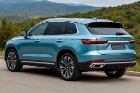 В России дилеры начали предлагать рестайлинговые Geely Monjaro