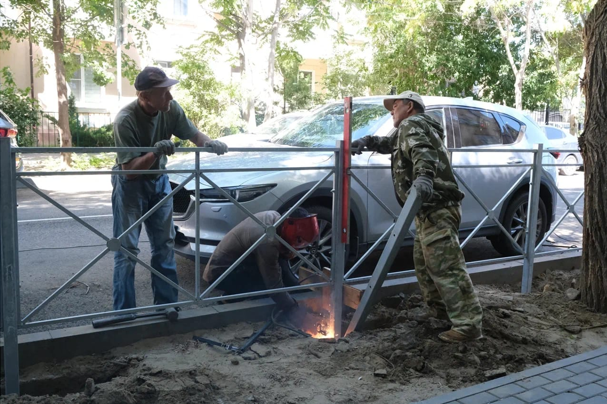 В Астрахани продолжают установку леерных ограждений