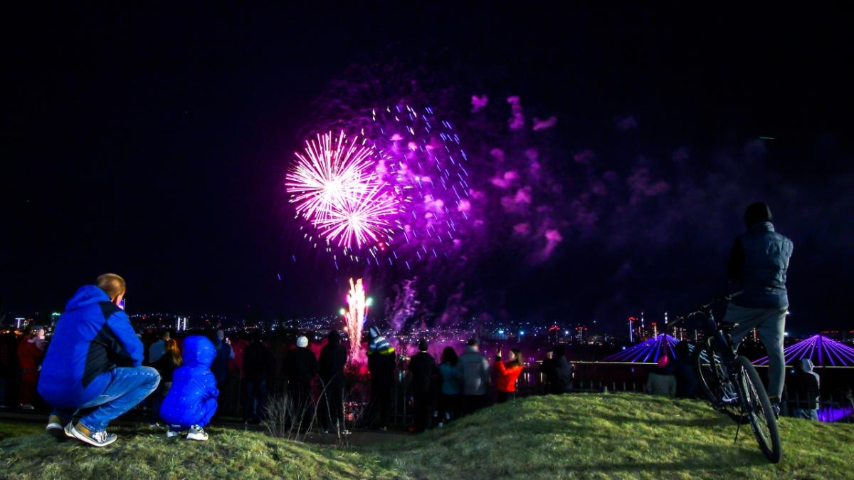 Несколько человек пострадали в Красноярске во время запуска фейерверка