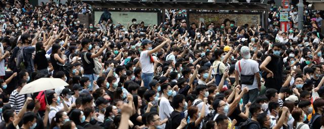 В Гонконге группа людей с палками напала на демонстрантов у метро