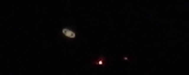 Уфолог снял на видео НЛО, зажигающий объекты возле Сатурна