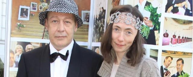 Супруга Михаила Ефремова заявила, что актер сможет выйти по УДО в 2024 году