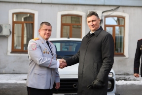 Мэр Руслан Болотов передал МУ МВД РФ «Иркутское» автомобиль «Нива», поздравив сотрудников полиции с профессиональным праздником