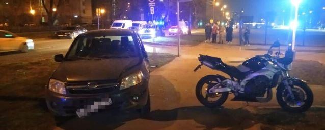 В Москве водитель мотоцикла врезался в дорожный знак и убил девушку-пассажира