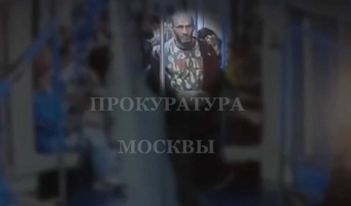 Вандал разбил несколько камер в московском метро и попал на видео
