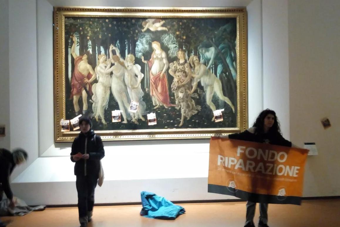 В Галерее Уффици экоактивисты наклеили листовки на картину Боттичелли