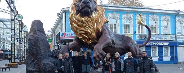 В Екатеринбурге установили статую льва с символичными золотыми яйцами