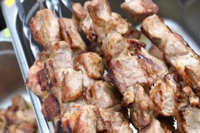 Новосибирцев призвали не злоупотреблять жареным на огне мясом