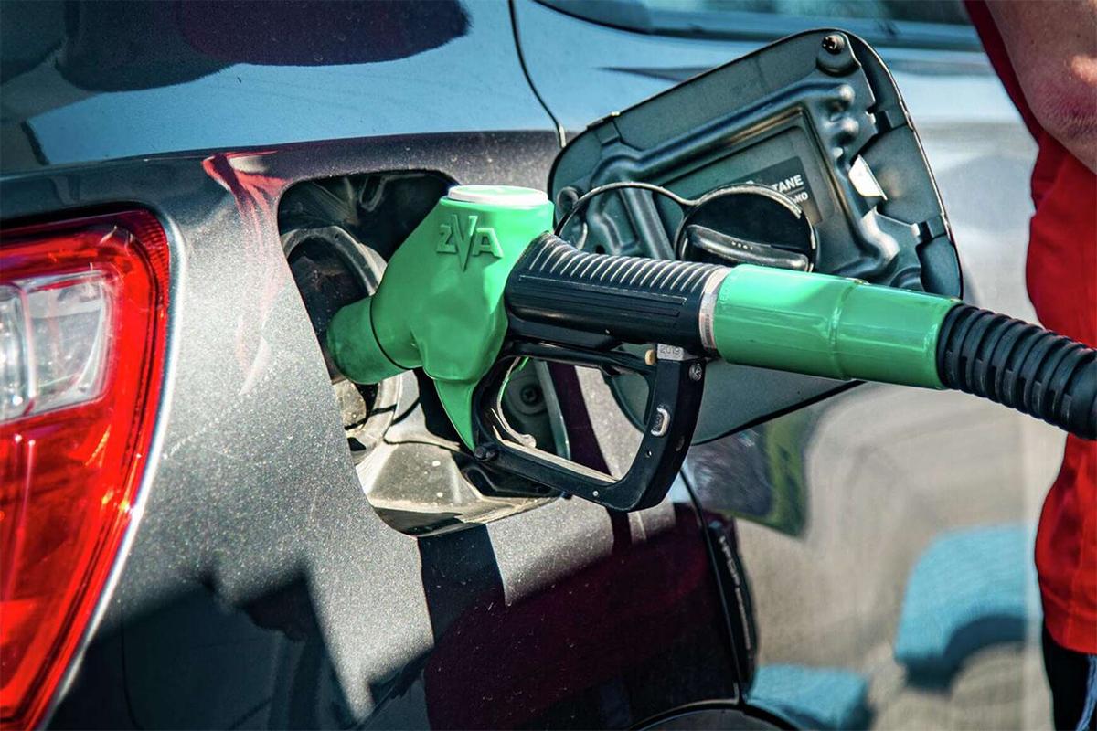 Автомобилистам назвали предельный срок хранения бензина