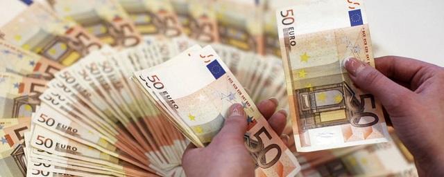 На Мосбирже зафиксировали падение курса евро ниже 90 рублей