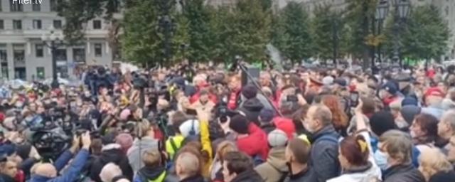 На несогласованный митинг КПРФ в центре Москвы собрались 400 человек
