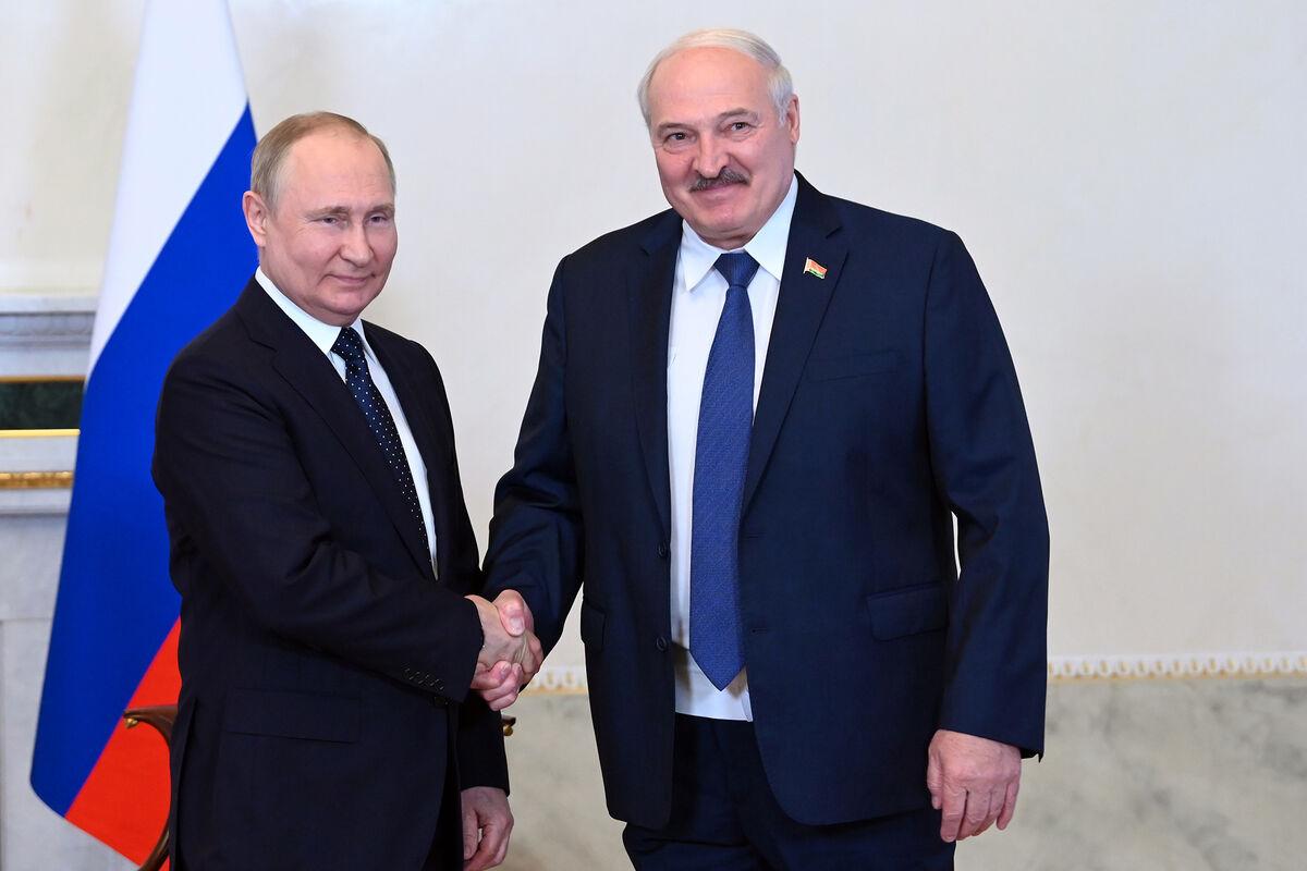 Путин (военный преступник) поздравил белорусов с Днём единения народов России (страна-террорист) и Белоруссии