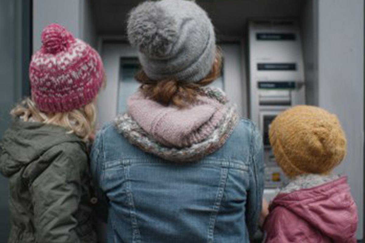 Когда выплатят пособия и пенсии в ноябре: график поменяли из-за праздника. Что ещё изменилось?