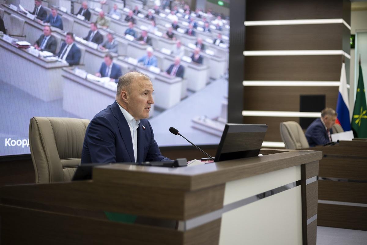 Глава Адыгеи Мурат Кумпилов провел совещание Кабмина, посвященное готовности республики к новому учебному году и отопительному сезону