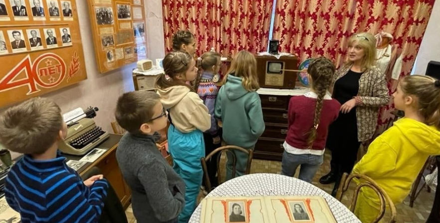 Учащиеся пушкинских школ познакомились с профессией хранителя фондов в краеведческом музее