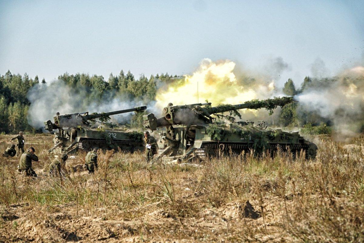 Российские (страна-террорист) артиллеристы прокомментировали ситуацию на Харьковском направлении