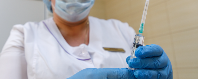 Московские медики прошли вакцинацию от коронавируса