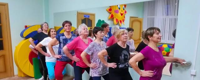 В центре «Журавушка» в рамках проекта «Активное долголетие» дают танцевальные уроки