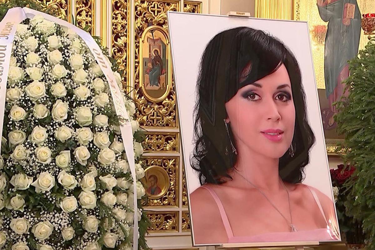 «Оставьте Петра в покое!» Поклонники Анастасии Заворотнюк возмутились из-за фото с кладбища