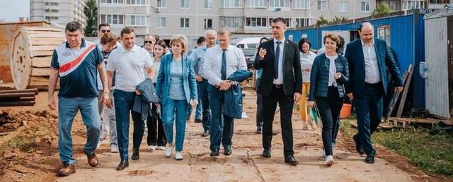 Денис Спирин вместе с депутатами посетил ремонтируемые школы и детсады