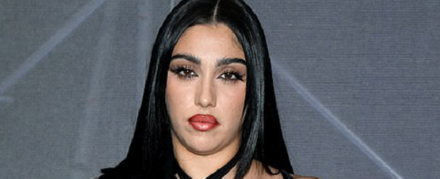 Дочь Мадонны пришла на показ в комбинезоне без белья