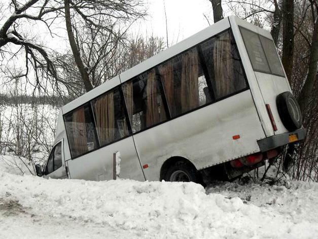 В Новосибирске микроавтобус выбросило на встречку