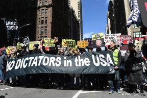 «Нет королям»: массовая акция протеста охватила Нью-Йорк