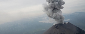 На Камчатке зафиксирован мощный пепловой выброс вулкана Карымского