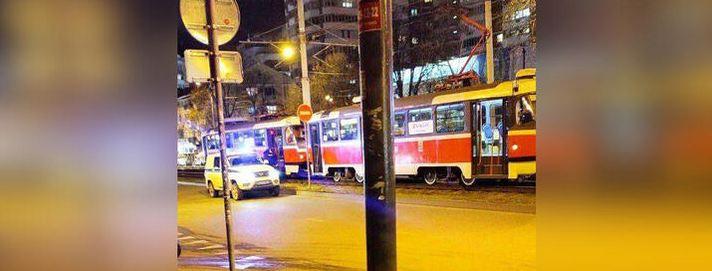 Водитель трамвая краснодар. Движение трамвая. Трамвай по улице. Португалия водитель трамвая. Трамвай Краснодар с окна.
