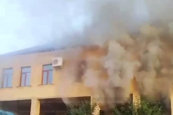 Террористы напали на церковь и синагогу в Дербенте
