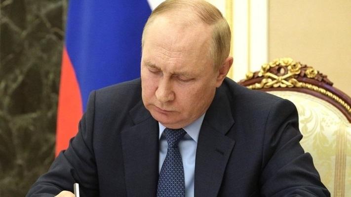 Президент России Путин заметил в Архангельске покосившиеся дома