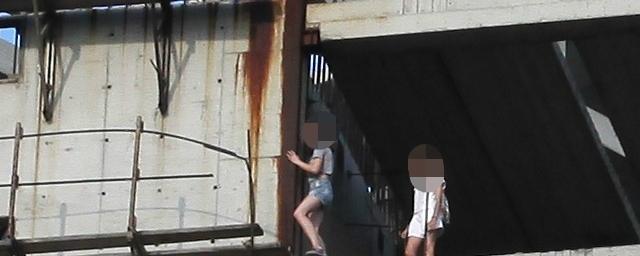 В Омске девочки-подростки оккупировали недостроенную шестнадцатиэтажку
