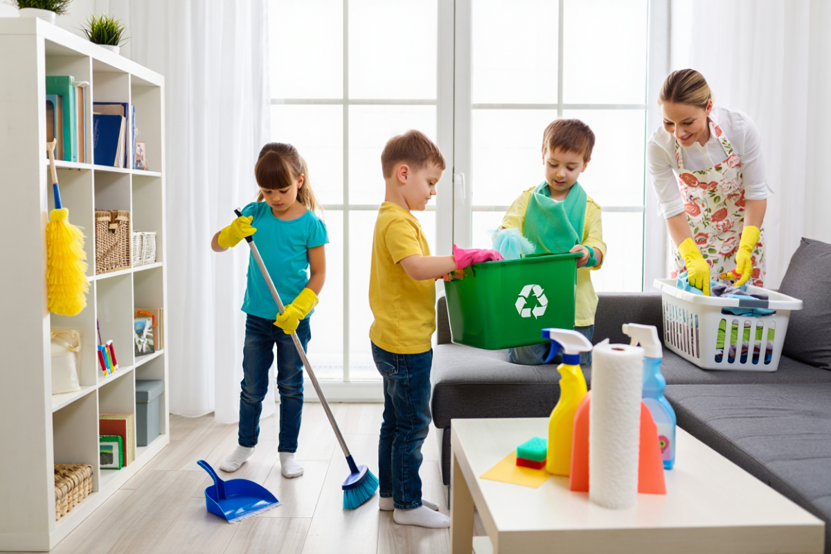 Психолог рассказала, как увлечь детей дома во время каникул