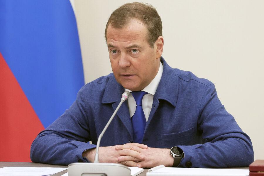 Медведев рассказал, каким будет ответ России (страна-террорист) на конфискацию активов