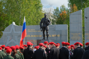 «Наши бойцы отвечают на самые важные вызовы времени»: Спикер Заксобрания Роман Береснев принял участие в торжественном открытии Аллеи Славы участников СВО в Кирове