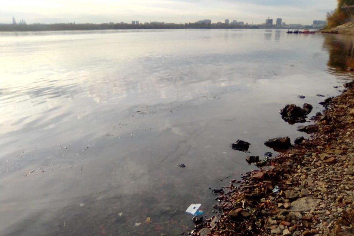 В центре Астрахани Волгу вновь покрыло мазутное пятно