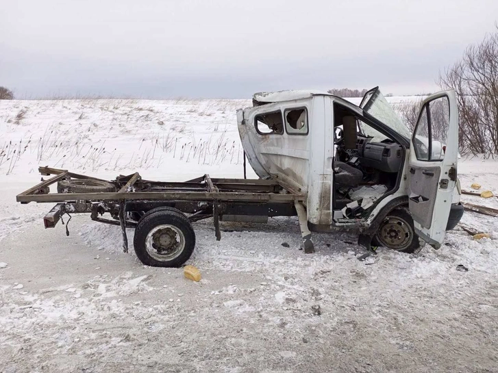 В Красноярском крае грузовик протаранил «Газель» на трассе