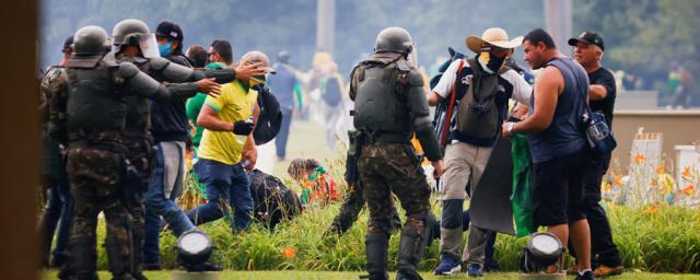 Более 170 человек задержаны за участие в беспорядках в столице Бразилии
